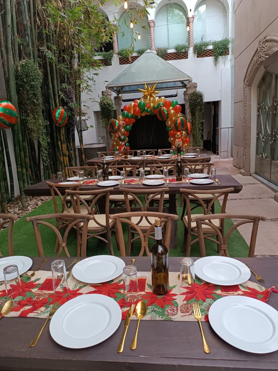Jardín Patriotismo con chimenea de piedra